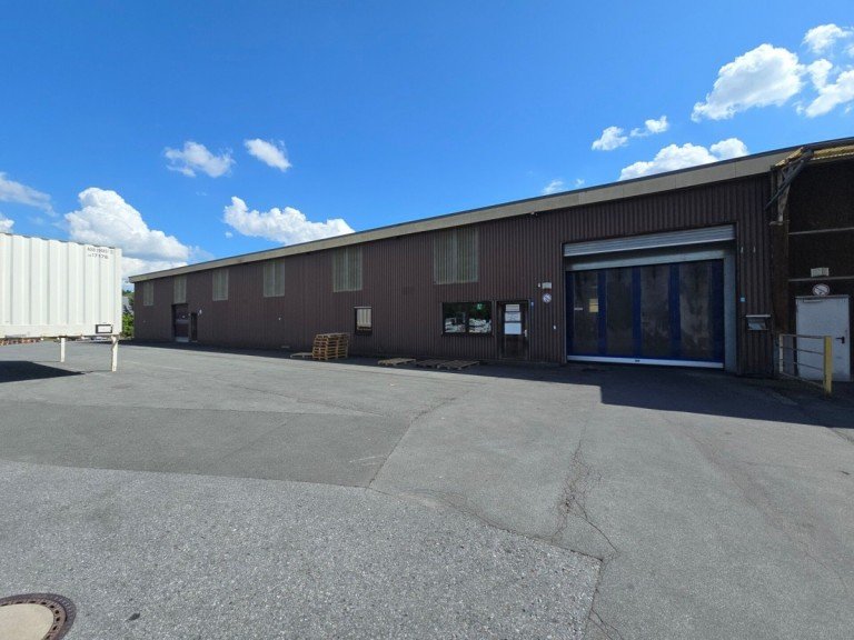 9074-1 Rietberg - Neuenkirchen, Kreis Wiedenbr�ck Lager Gro�z�gig und beheizbar: Gewerbehalle mit ausreichend Stellpl�tzen in Rietberg