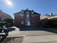 Stra�enansicht Balkon mit Blick in die freie Landschaft - Gem�tliche 2-ZKB-Dachgeschosswohnung in G�tersloh-Spexard