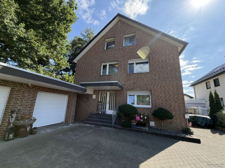 8859-1 G�tersloh - Friedrichsdorf, Avenwedde-Nord Mehrfamilienhaus Gute, ruhige Wohnlage in GT-Avenwedde - Dreifamilienhaus mit zwei Garagen in der Reinkebachsiedlung