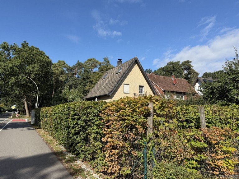 Stra�enansicht von S�d-Ost Rheda-Wiedenbr�ck - Wiedenbr�ck Einfamilienhaus Zwischen Lintel und Wiedenbr�ck - gro�es Wohnhaus (Altbau) mit Garagen und Carport