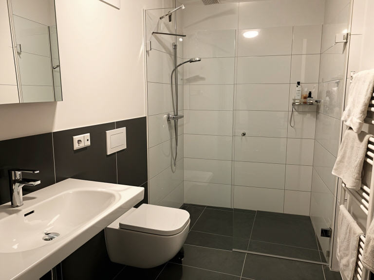 Wohnen mit Flair! Stilvolle 3-ZKB Maisonette-Wohnung mit Balkon in GT-City - Photo 5